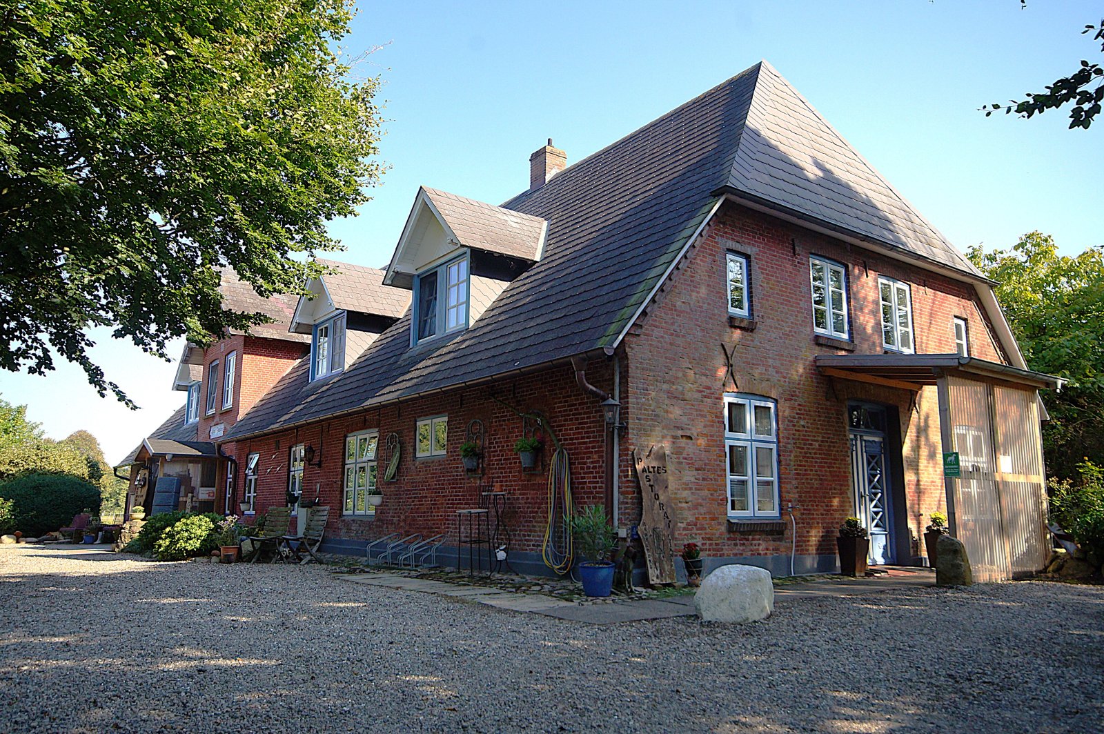 Nordfriesisches Wohnhaus mit 15 Zimmern und Garten zum Wohlfühlen