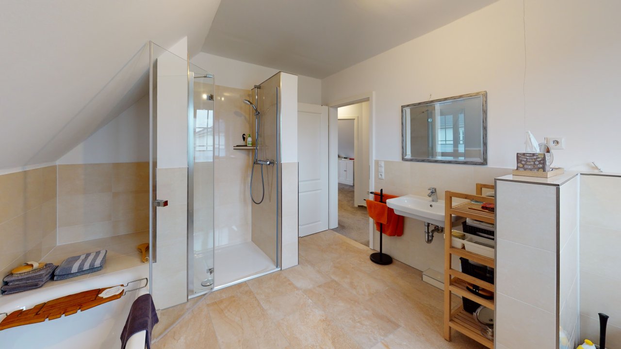 Badezimmer mit Dusche und Wanne Badezimmer mit Dusche und Wanne