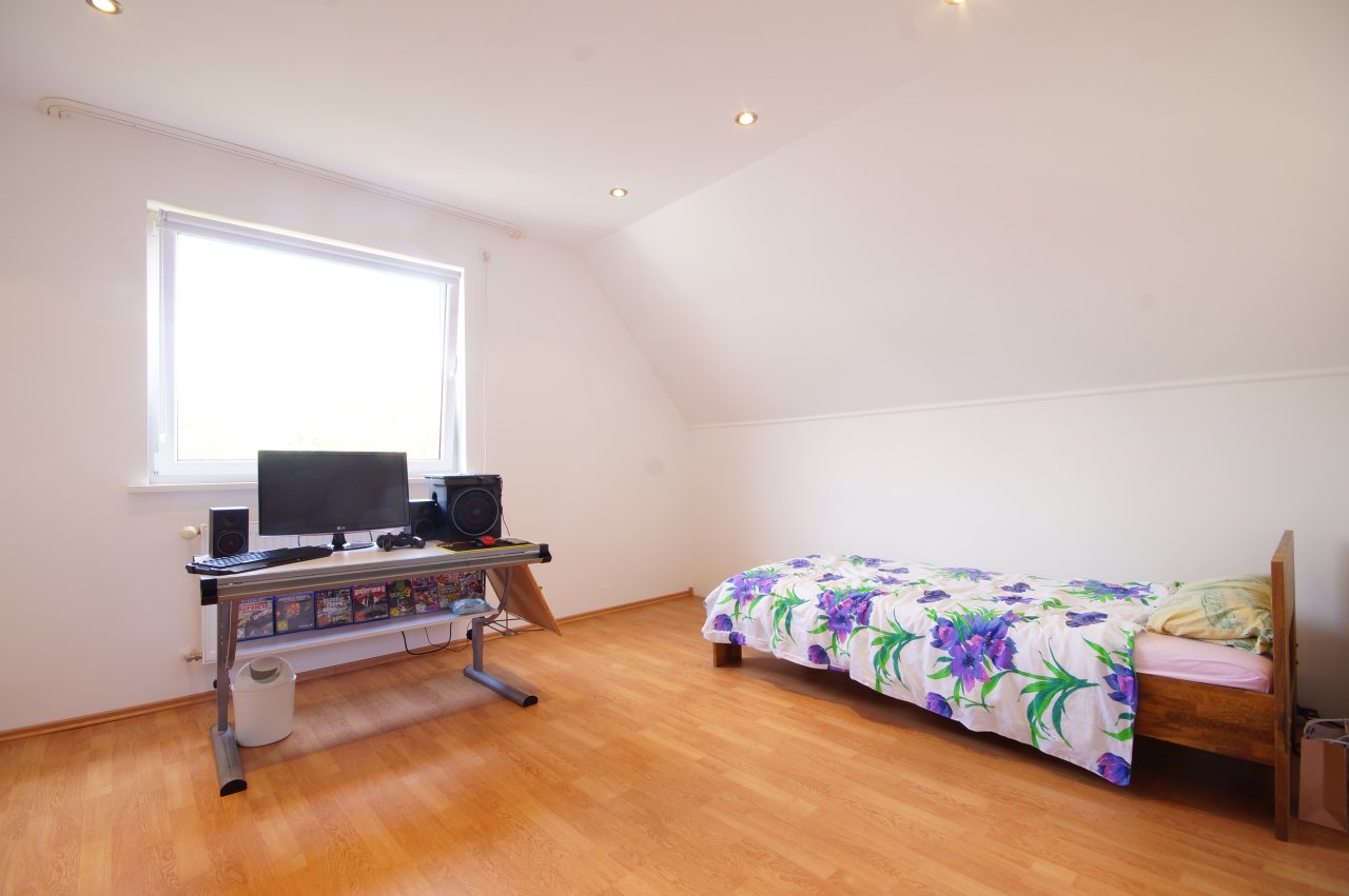 Zimmer 4 Dachgeschoss Zimmer 4 Dachgeschoss