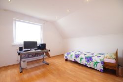 Zimmer 4 Dachgeschoss Zimmer 4 Dachgeschoss