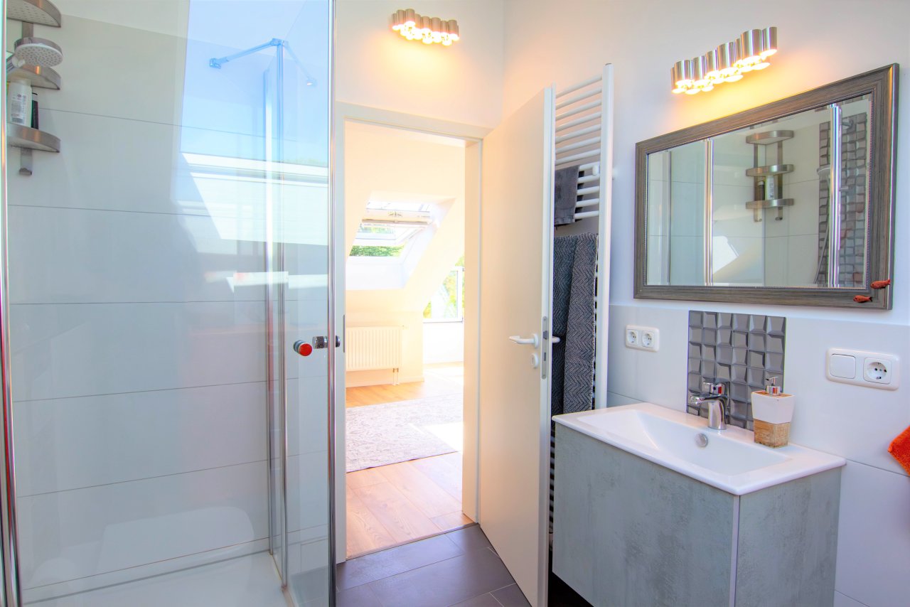 Badezimmer mit Dusche Dachgeschoss Badezimmer mit Dusche Dachgeschoss