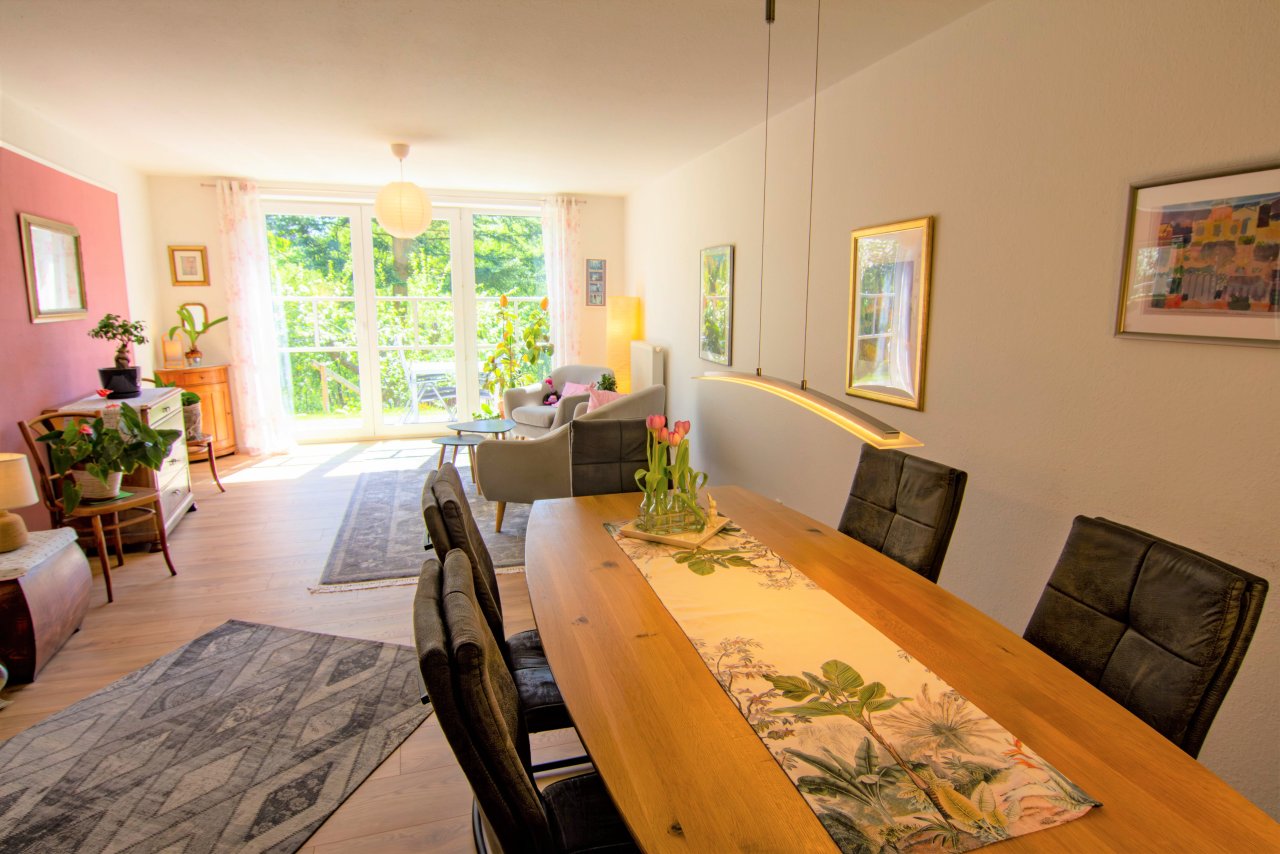 Essbereich und Wohnzimmer Essbereich und Wohnzimmer