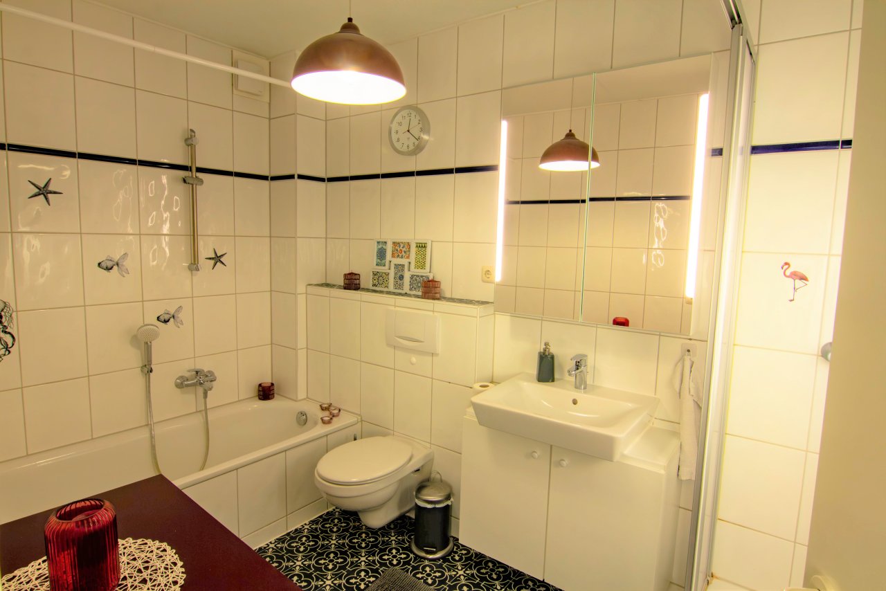 Badezimmer mit Wanne und Dusche Erdgeschoss Badezimmer mit Wanne und Dusche Erdgeschoss