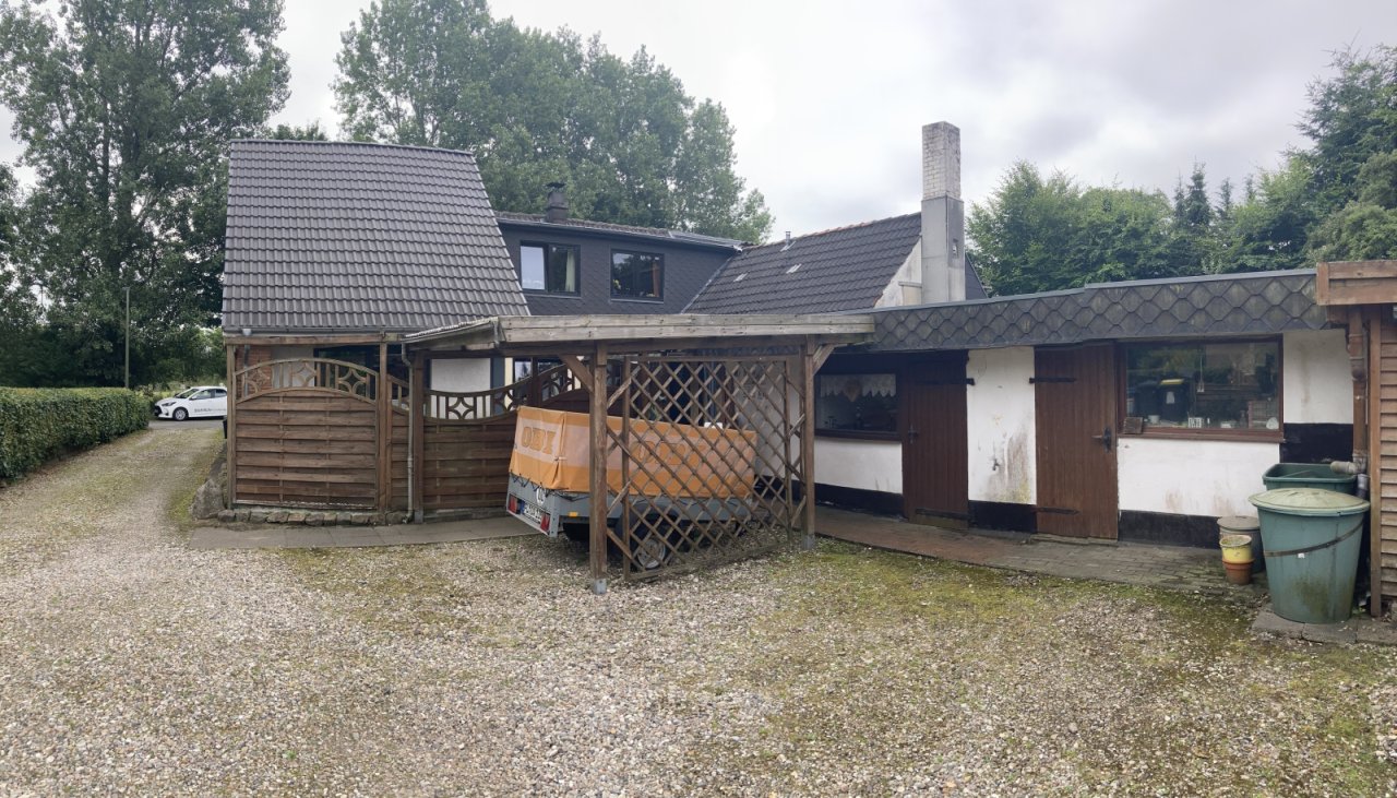 Hof mit Carport